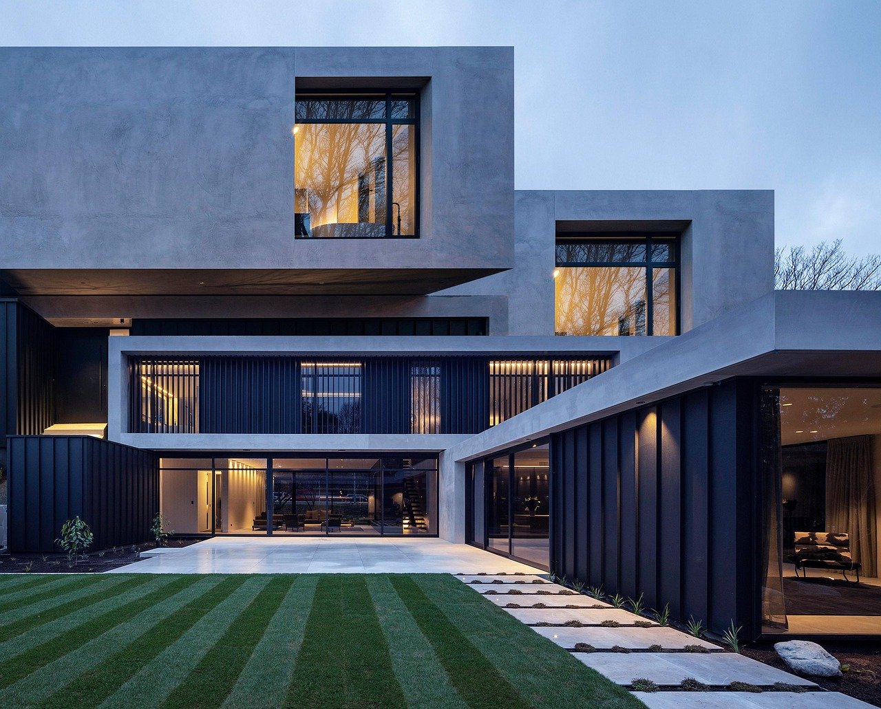 Vivienda contemporánea de lujo en Madrid al anochecer