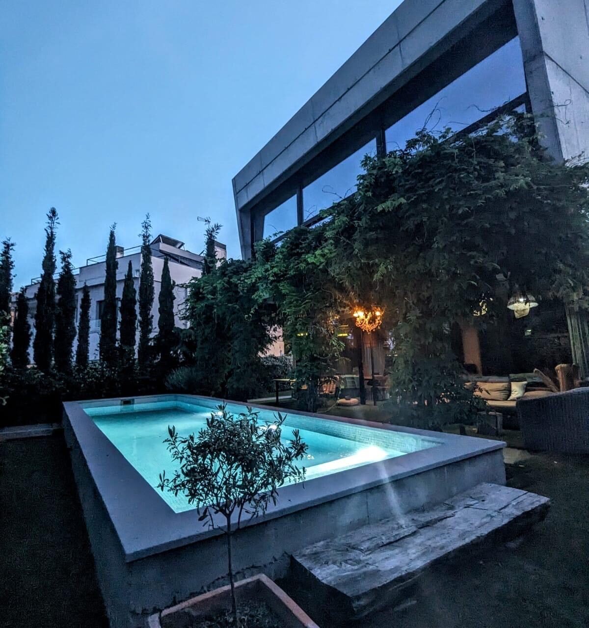 Chalet contemporáneo de hormigón con piscina en Pozuelo de Alarcón vimana pozuelo 01